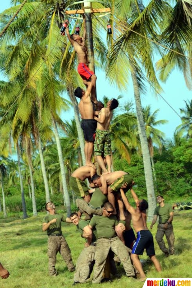 Foto : Kekompakan prajurit Marinir TNI dan Amerika lomba 