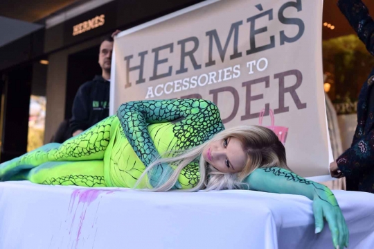 Model seksi Australia ini nekat beraksi bugil di depan toko Hermes