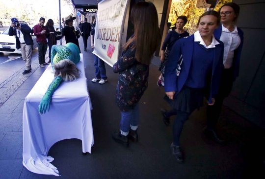 Model seksi Australia ini nekat beraksi bugil di depan toko Hermes