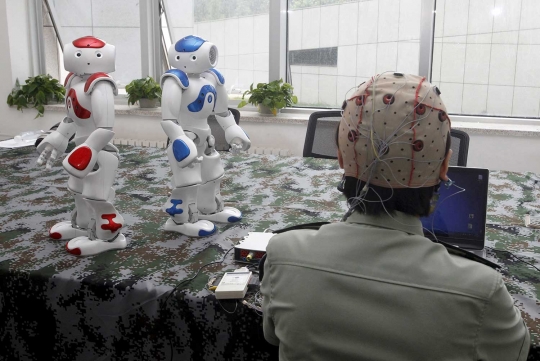 Mahasiswa di China ini bisa gerakan robot pakai otak