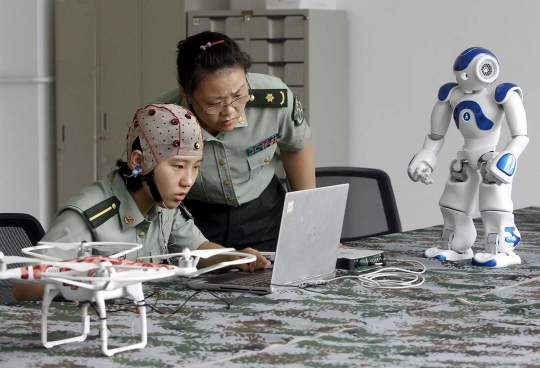 Mahasiswa di China ini bisa gerakan robot pakai otak