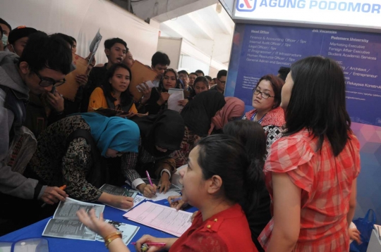 Begini padatnya ribuan pencari kerja di Job Fair GBK