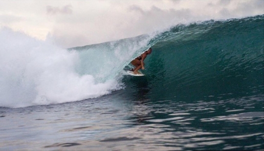 Aksi peselancar cantik bertangan satu taklukkan ombak Hawaii