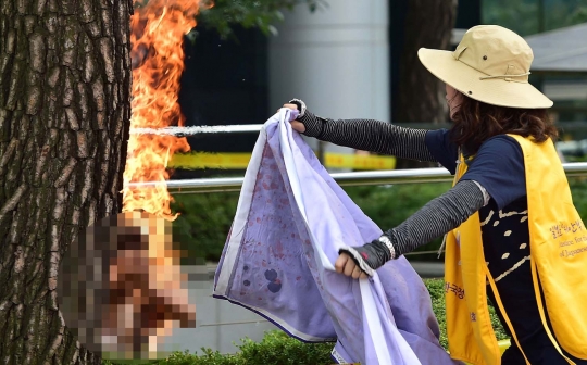 Pria Korsel ini nekat bakar diri saat demo di Kedubes Jepang