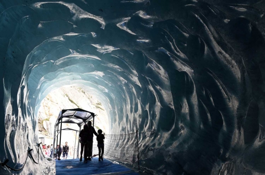 Menelusuri gua es La Grotte de glace di lereng Mont Blanc
