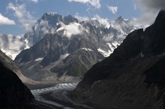 Menelusuri gua es La Grotte de glace di lereng Mont Blanc