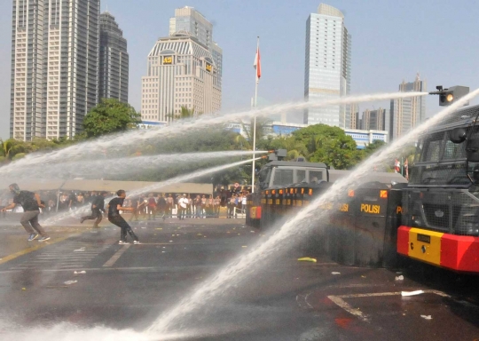Aksi watercanon halau massa dalam pengamanan Pilkada Serentak