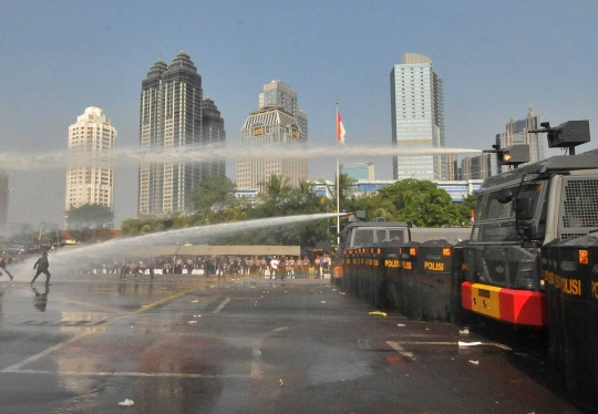 Aksi watercanon halau massa dalam pengamanan Pilkada Serentak