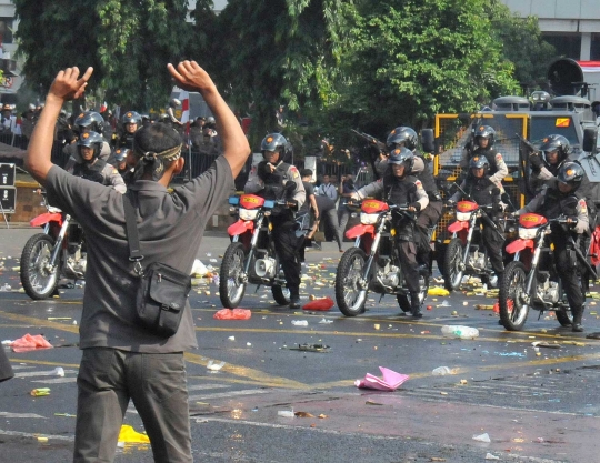 Aksi watercanon halau massa dalam pengamanan Pilkada Serentak