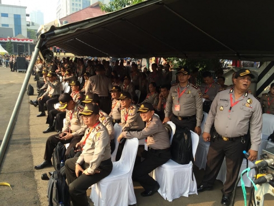 Aksi watercanon halau massa dalam pengamanan Pilkada Serentak