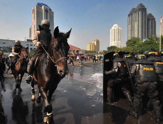 Aksi watercanon halau massa dalam pengamanan Pilkada Serentak
