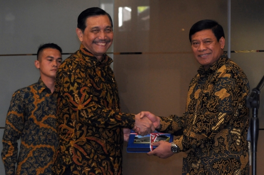 Sertijab Menko Polhukam, Luhut dan Tedjo kompak berbatik cokelat