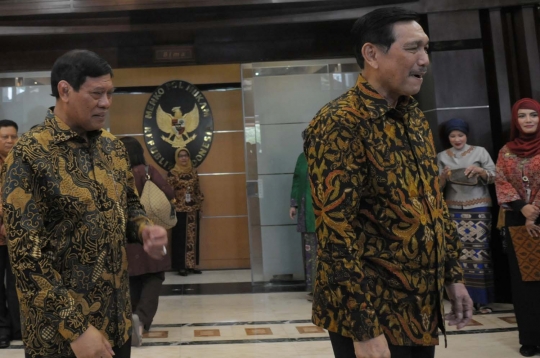 Sertijab Menko Polhukam, Luhut dan Tedjo kompak berbatik cokelat