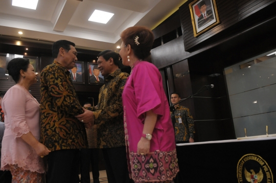 Sertijab Menko Polhukam, Luhut dan Tedjo kompak berbatik cokelat