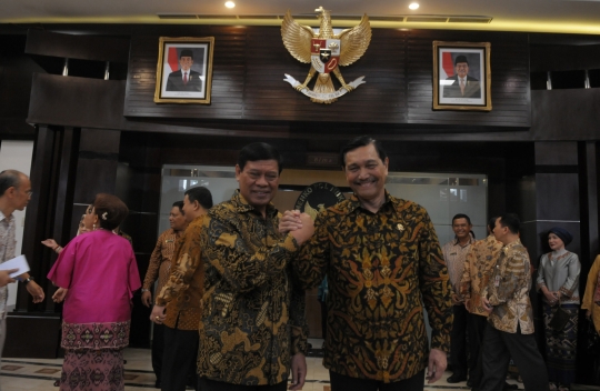 Sertijab Menko Polhukam, Luhut dan Tedjo kompak berbatik cokelat