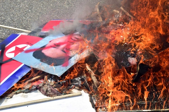 Kemarahan Korsel bakar bendera Korut & tuntut Kim Jong-un minta maaf