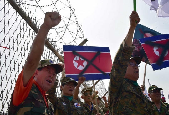 Kemarahan Korsel bakar bendera Korut & tuntut Kim Jong-un minta maaf
