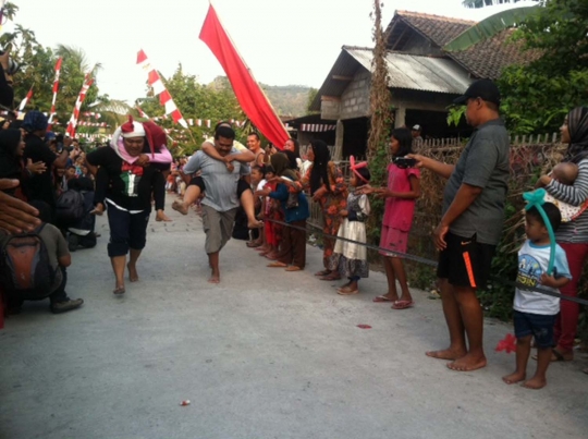 Serunya lomba lari gendong pasangan di Piyungan