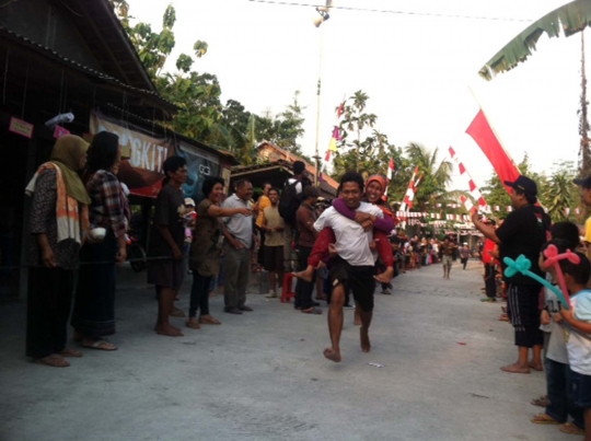 Serunya lomba lari gendong pasangan di Piyungan