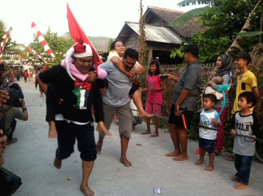 Serunya lomba lari gendong pasangan di Piyungan