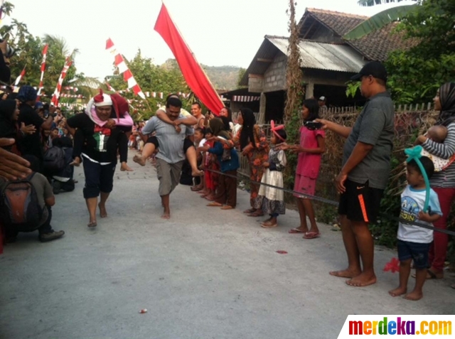 Foto : Serunya lomba lari gendong pasangan di Piyungan 