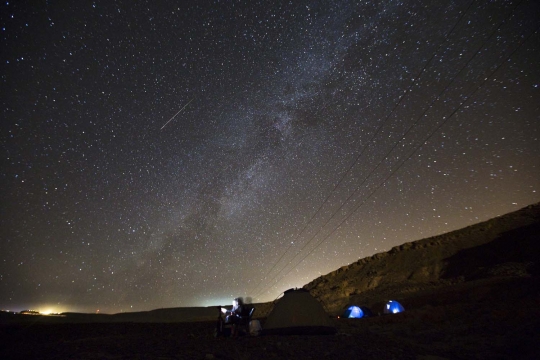 Keindahan hujan meteor berpadu Galaksi Bima Sakti hiasi langit dunia