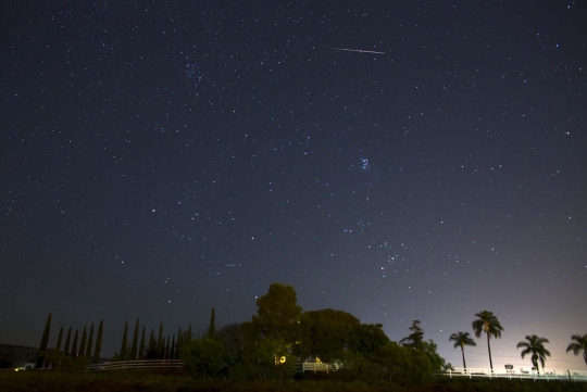 Keindahan hujan meteor berpadu Galaksi Bima Sakti hiasi langit dunia