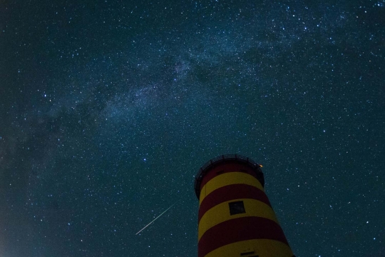 Keindahan hujan meteor berpadu Galaksi Bima Sakti hiasi langit dunia