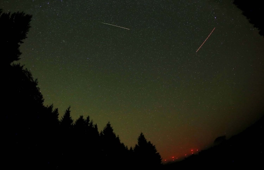 Keindahan hujan meteor berpadu Galaksi Bima Sakti hiasi langit dunia