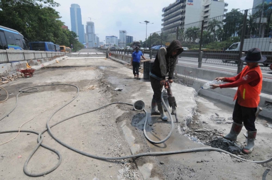 Memantau perkembangan proyek jembatan layang Kuningan di Gatsu