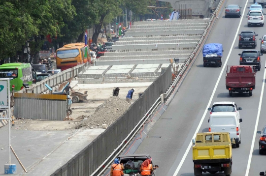 Memantau perkembangan proyek jembatan layang Kuningan di Gatsu