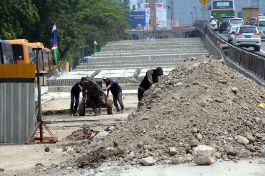 Memantau perkembangan proyek jembatan layang Kuningan di Gatsu