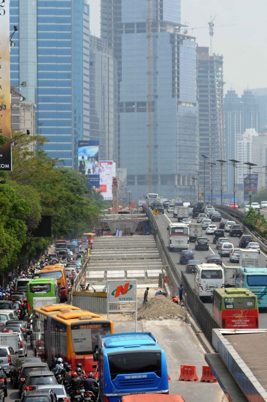 Memantau perkembangan proyek jembatan layang Kuningan di Gatsu