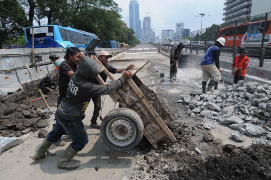 Memantau perkembangan proyek jembatan layang Kuningan di Gatsu