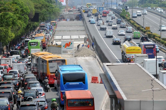 Memantau perkembangan proyek jembatan layang Kuningan di Gatsu