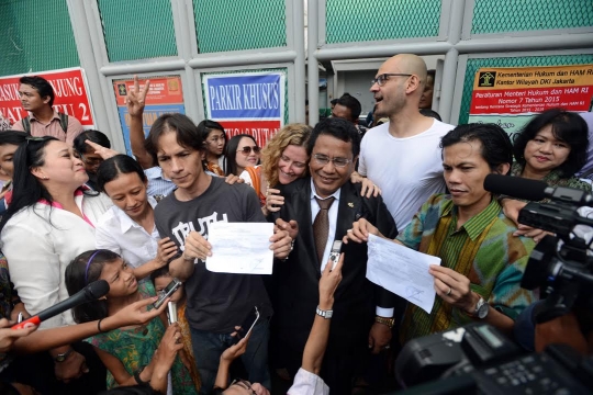 Beginilah momen pembebasan dua guru JIS di Cipinang
