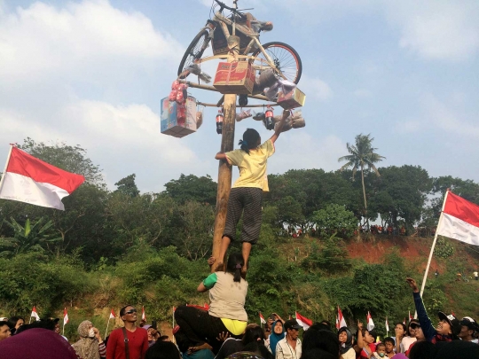 Lomba panjat pinang meriahkan Pesta Rakyat di Ciliwung