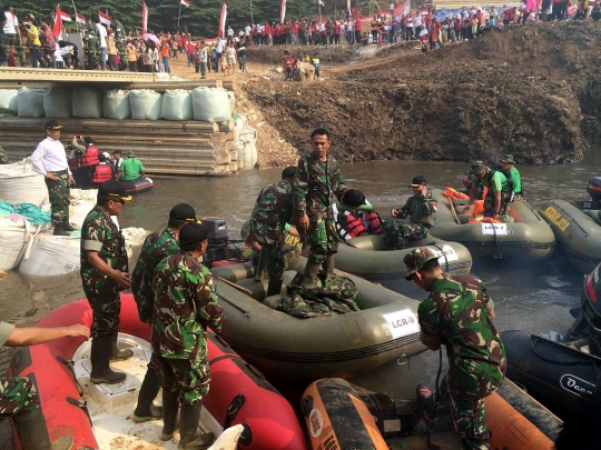 Lomba panjat pinang meriahkan Pesta Rakyat di Ciliwung