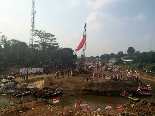 Lomba panjat pinang meriahkan Pesta Rakyat di Ciliwung