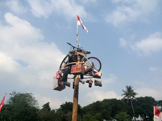 Lomba panjat pinang meriahkan Pesta Rakyat di Ciliwung