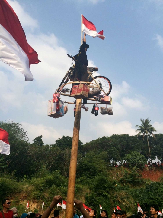 Lomba panjat pinang meriahkan Pesta Rakyat di Ciliwung