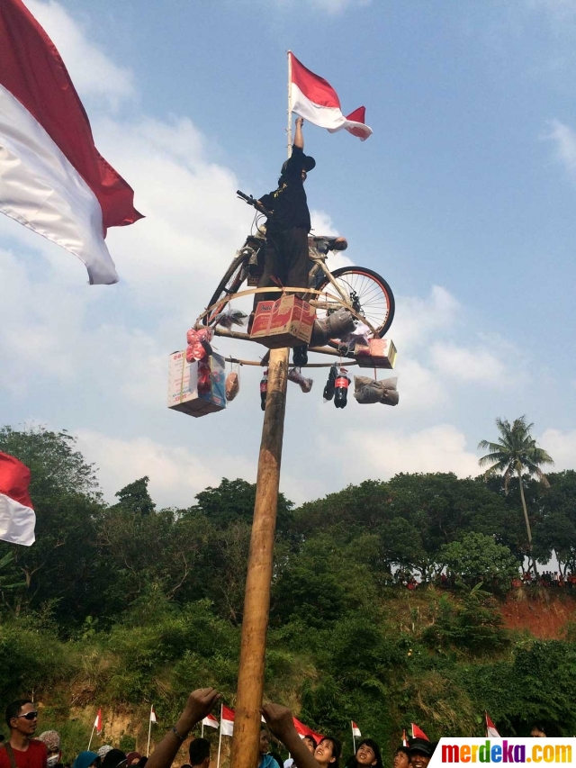 Foto : Lomba panjat pinang meriahkan Pesta Rakyat di 