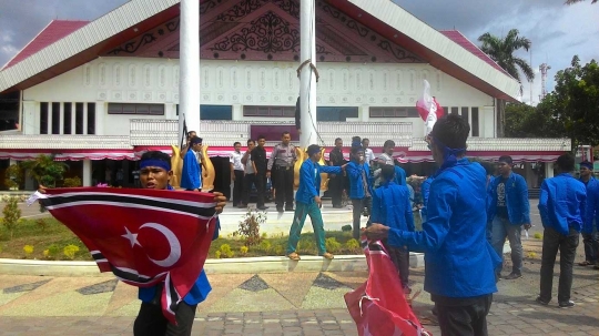 Ini aksi mahasiswa yang nekat kibarkan bendera GAM di DPRD Aceh