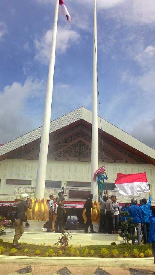 Ini aksi mahasiswa yang nekat kibarkan bendera GAM di DPRD Aceh