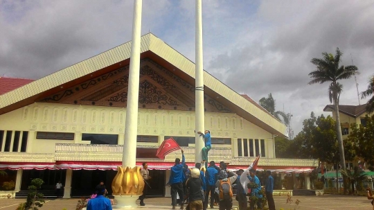 Ini aksi mahasiswa yang nekat kibarkan bendera GAM di DPRD Aceh