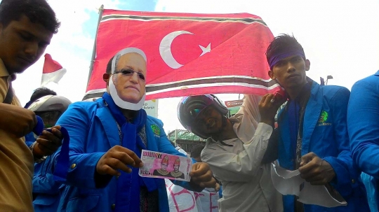 Ini aksi mahasiswa yang nekat kibarkan bendera GAM di DPRD Aceh