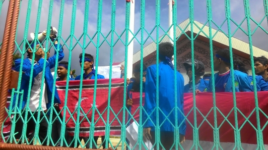 Ini aksi mahasiswa yang nekat kibarkan bendera GAM di DPRD Aceh