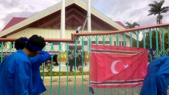 Ini aksi mahasiswa yang nekat kibarkan bendera GAM di DPRD Aceh