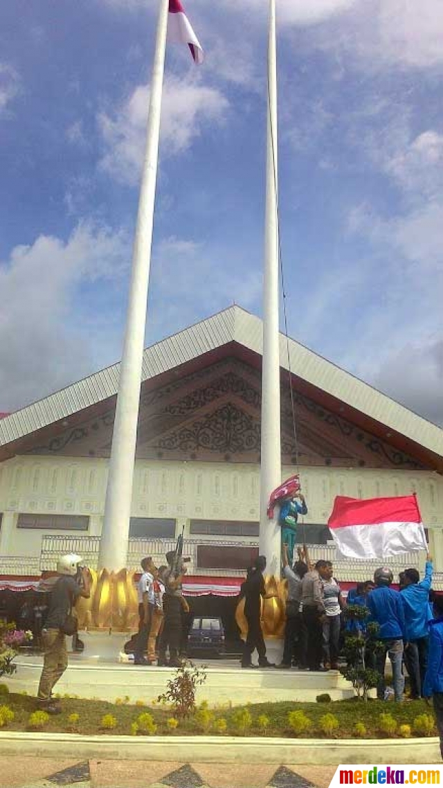 Foto : Ini aksi mahasiswa yang nekat kibarkan bendera GAM 