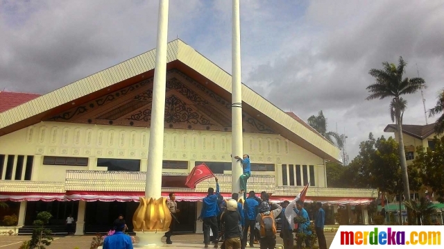 Foto : Ini aksi mahasiswa yang nekat kibarkan bendera GAM 